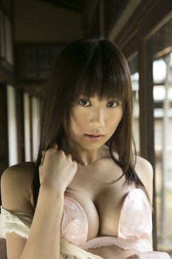 小男孩把坤巴塞进小女孩的血里